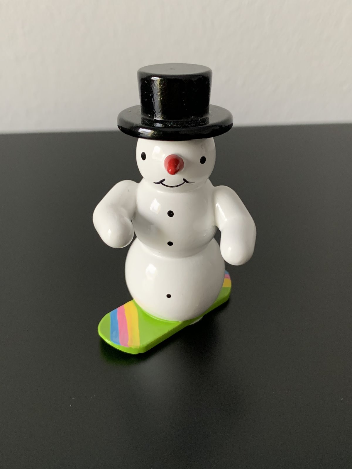 Schneemann auf dem Snowboard  Dekofigur aus Holz 5,5cm